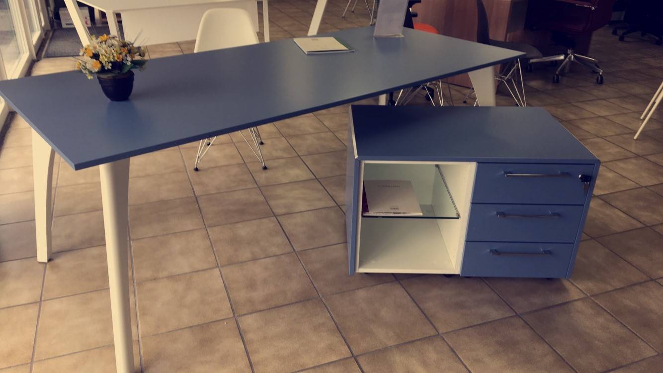 Bureau occasion laqué bleu sur Bordeaux